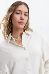 Camisa color crema de manga larga con cuello clásico y corte regular.