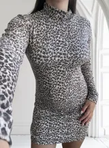 Vestido corto ajustado de lanilla con estampado animal print, cuello alto y mangas largas.