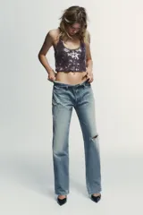 Top corto de cuello halter con escote pronunciado y espalda descubierta, completamente cubierto de lentejuelas.