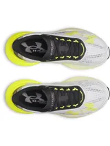 Championes de running Under Armour modelo Velociti Distance, con diseño aerodinámico en color blanco, detalles en negro y suela de espuma HOVR+ en color amarillo neón.