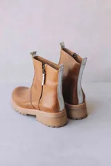 Botas de cuero color marrón con cierre lateral y suela de goma.