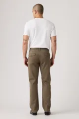 Pantalón chino de corte relajado en color marrón, con cierre de botón y cremallera, bolsillos laterales y traseros.