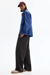 Pantalón jogger de algodón con corte relajado, cintura elástica con cordón ajustable, piernas rectas y bolsillos de parche delanteros.