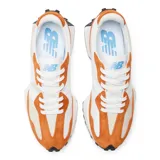 Championes New Balance 327 color naranja y blanco, con suela de goma negra.