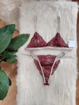 Conjunto de lencería compuesto por un bralette de encaje con breteles regulables y una tanga regulable con diseño media less.