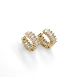 Par de aros tipo argolla dorados con cristales claros en la superficie interior y exterior.