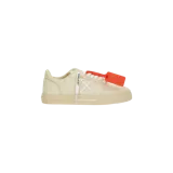 Championes de diseño urbano Off-White Low Vulcanized, color beige con detalles blancos y una etiqueta zip-tie roja en los cordones. Presentan el característico logo de flechas cruzadas en el lateral y suela de goma vulcanizada.