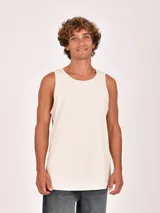 Musculosa color beige claro, de corte recto y cuello redondo.