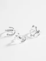 Set de tres anillos plateados con diseño irregular y acabado brillante.