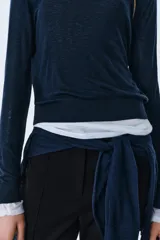 Jersey de punto liso extrafino con cuello redondo y manga larga, confeccionado en una mezcla de lana y seda.