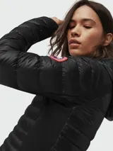 Campera negra con capucha de Canada Goose, modelo Hydbridge Lite Hoody, rellena de plumas.