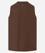 Musculosa básica de hombre, color blanco, con cuello redondo, sin mangas y pequeña etiqueta aplicada en el bajo.