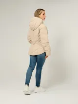 Campera ligera acolchada de Tommy Hilfiger en color beige. Presenta un diseño con costuras en forma de V, cuello alto con capucha ajustable mediante cordones, cierre frontal de cremallera y dos bolsillos laterales con cierre. Cuenta con el logo de la marca bordado en el pecho.