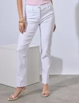 Pantalón blanco de corte slim, con pretina con pasadores, botón y cierre. Tiene tres bolsillos delanteros y dos bolsillos ojal en la parte trasera.