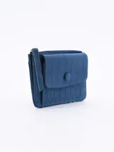 Billetera plateada con textura símil piel de cocodrilo, cierre de cremallera superior y solapa frontal con botón a presión.