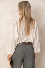Camisa de organza blanca con cuello mao, diseño de manga larga tipo murciélago y cierre frontal con botones. Presenta un corte holgado y fluido.
