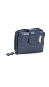 Billetera corta de símil cuero negro con textura de cocodrilo, cierre con presilla y broche a presión, además de compartimento posterior con cremallera.