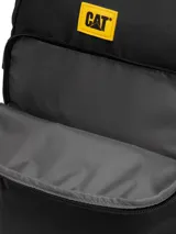 Mochila negra con logo de CAT en amarillo, bolsillo frontal con cierre, presillas para accesorios, compartimento acolchado para laptop de 15 pulgadas, hebillas de compresión laterales, bolsillos laterales de malla, correa ajustable para el esternón y panel trasero y correas acolchadas con malla transpirable.