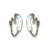 Par de aros colgantes plateados con forma irregular y cadena de eslabones.