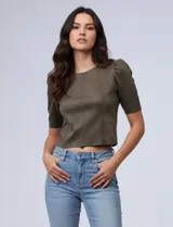 Top corto color verde militar, marca Tahari, confeccionado en símil gamuza. Tiene mangas cortas abullonadas, cuello redondo y cierre invisible en la espalda.