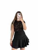 Top ajustado de encaje negro con transparencias y mangas cortas.