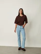 Pantalón de jean negro de corte flare, con tiro medio y bolsillos delanteros y traseros.