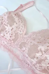 Bralette de encaje color acqua con forro interno, breteles regulables y cierre de ganchos en la espalda.