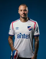 Camiseta de fútbol Umbro del Club Nacional de Football, modelo Home 2025, para hombre. Diseño blanco con detalles en azul y rojo en cuello y mangas. Incluye logo de Umbro, escudo del club y sponsor Antel en el frente.