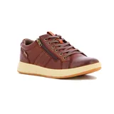 Championes casuales de cuero color café, con sistema de cordones y cierre lateral funcional. Presentan suela de goma en tono crema y detalles de costuras reforzadas.