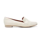 Zapato mocasín de cuero sintético color blanco hueso, con suela plana color caramelo.
