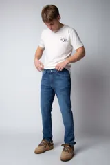 Pantalón de jean de corte recto y tiro medio, en color azul claro lavado, con cierre frontal y bolsillos laterales.