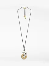 Collar largo con cordón negro regulable y colgante compuesto por dos piezas metálicas irregulares entrelazadas en acabados dorado y plateado.