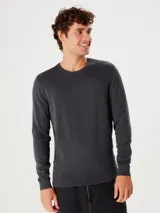 Buzo de punto para hombre en color gris oscuro, con cuello redondo, manga larga y terminaciones acanaladas en puños y cintura.