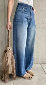 Jean de denim azul de tiro alto, con silueta barrel de corte ancho y relajado.