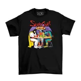 Remera negra de algodón con estampa frontal colorida que presenta a los personajes de Space Ghost Coast to Coast sentados alrededor de una mesa con una copa del mundo y un balón de fútbol.
