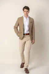 Saco azul marino de corte slim fit confeccionado en tencel, con solapa de muesca, cierre de dos botones, bolsillo de parche en el pecho y bolsillos laterales con solapa.