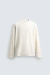 Remera de manga larga de corte relaxed fit y cuello redondo, confeccionada en tejido de textura waffle.