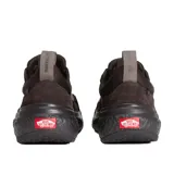 Championes Vans Mte Ultrarange Neo Vr3, color marrón oscuro con detalles en gris. Presentan una suela robusta con textura y una tira en el talón para facilitar el calce.