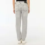 Pantalón de jean gris claro, corte recto, tiro medio y ruedo con dobladillo.