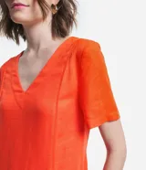 Vestido corto Marfinno de viscolino color naranja, con escote en V, mangas cortas y detalle lateral en los bolsillos.