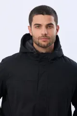 Campera puffer reversible para hombre, de color negro, con diseño capitonado, capucha integrada y bolsillos funcionales con cierre frontal.