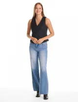 Chaleco sastrero de silueta entallada con escote en V y cierre frontal mediante botones forrados al tono. Presenta pinzas frontales de entalle, bolsillos laterales de ojal y ruedo con terminación en pico en el frente.