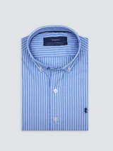 Camisa de hombre de corte clásico con diseño de rayas verticales, cuello con botones y logo bordado en el pecho. Confeccionada en algodón.
