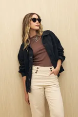 Pantalón de tiro alto color verde oliva, con corte ancho y botones decorativos en la cintura.