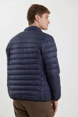 Campera puffer azul marino con cierre frontal, cuello alto y bolsillos laterales con cierre.