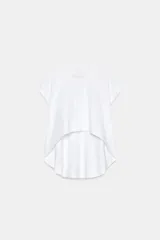 Camiseta blanca de algodón con cuello redondo, manga corta y diseño asimétrico de bajo redondeado y más largo en la espalda.