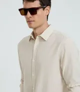 Camisa de manga larga Marfinno con cuello camisero y cierre frontal de botones. Confeccionada en tejido plano de lino y algodón.