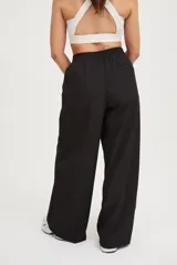 Pantalón negro super amplio de tela ultra liviana y elastizada con cintura elastizada.