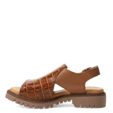 Sandalias de cuero con textura tipo croco en color marrón, con diseño de puntera abierta y suela track dentada. Incluye una tira ajustable con hebilla metálica en el talón.