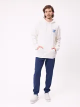 Canguro blanco con capucha y cordones ajustables. Presenta un estampado grande en la espalda con formas abstractas en tonos de azul y gris, y la palabra "RUSTY" en azul.